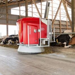 Vector Cattle feeding robot
